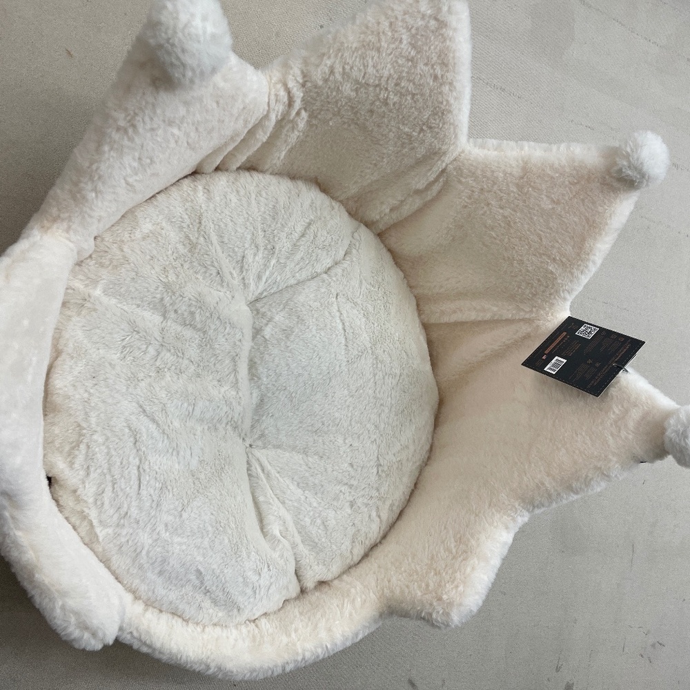 Nandog Prive Collection Crown Bed NWT - White